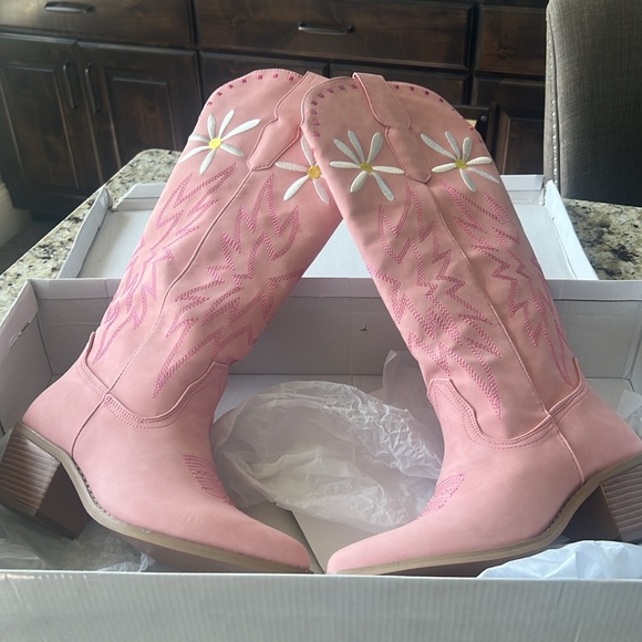 Pink Lily Shoes - NWT * Pink Lily Pink Daisy Cowboy Boots Size 7